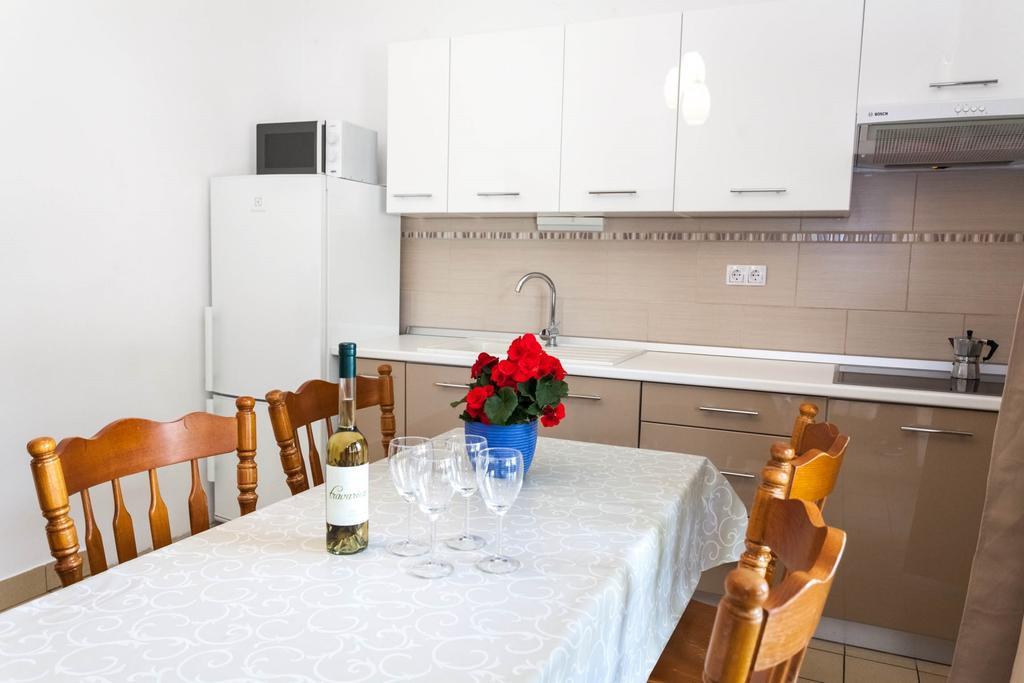 Apartments & Room Diana Пакоштане Экстерьер фото